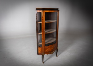 картинка Старинная угловая витрина с бронзой и инкрустацией в технике маркетри салоне старинных вещей "Шебби" являющийся официальным дистрибьютором в России и Беларуси