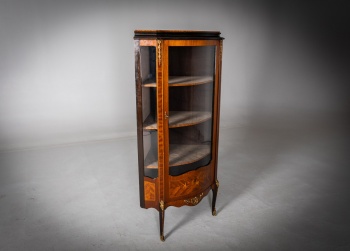 Старинная угловая витрина с бронзой и инкрустацией в технике маркетри код.&nbsp;RM4165824