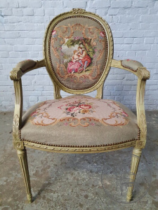 картинка Старинное кресло с гобеленом с изображением пасторальной сцены салоне старинных вещей "Шебби" являющийся официальным дистрибьютором в России и Беларуси