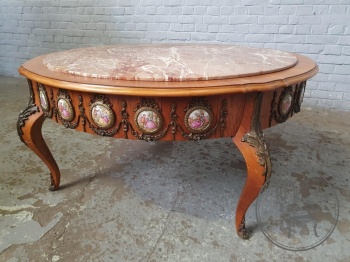 Старинный столик с мраморной столешницей и фарфоровыми медальонами, обрамленными бронзой код. BE4109152