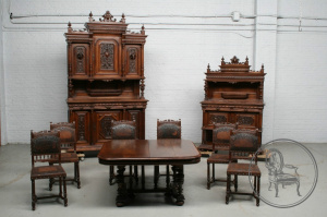 картинка Антикварный столовый гарнитур в стиле Ренессанс из ореха салоне старинных вещей "Шебби" являющийся официальным дистрибьютором в России и Беларуси