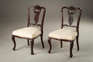 картинка Пара антикварных стульев из красного дерева салоне старинных вещей "Шебби" являющийся официальным дистрибьютором в России и Беларуси