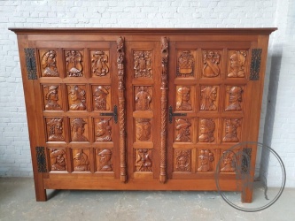 Антикварный высокий комод с антропоморфной резьбой в готическом стиле код. BE4144476