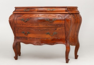 картинка Старинный комод из красного дерева салоне старинных вещей "Шебби" являющийся официальным дистрибьютором в России и Беларуси