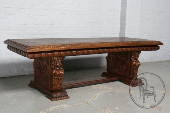 Антикварный дубовый стол с орнаментальной и сюжетной резьбой и опорами, украшенными резными барельефами код. BE107688