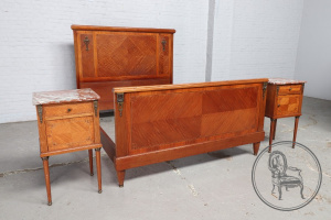 картинка Антикварная кровать и 2 тумбочки салоне старинных вещей "Шебби" являющийся официальным дистрибьютором в России и Беларуси