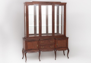 картинка Старинная витрина из красного дерева с выдвижными ящиками салоне старинных вещей "Шебби" являющийся официальным дистрибьютором в России и Беларуси