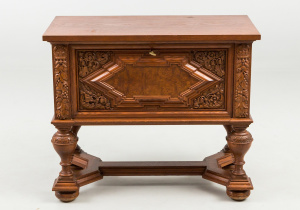 картинка Старинный комод салоне старинных вещей "Шебби" являющийся официальным дистрибьютором в России и Беларуси