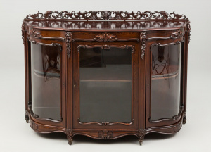 картинка Антикварная витрина со стеклами салоне старинных вещей "Шебби" являющийся официальным дистрибьютором в России и Беларуси