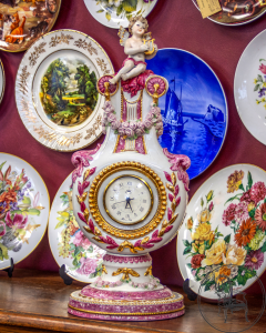 картинка Старинные каминные часы Vittorio Sabadin салоне старинных вещей "Шебби" являющийся официальным дистрибьютором в России и Беларуси