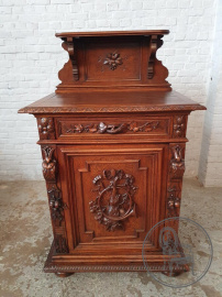 Антикварный дубовый комод в охотничьем стиле код. BE107435