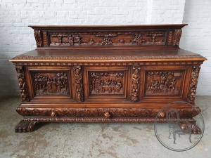 картинка Антикварный комод с глубокой сюжетной резьбой салоне старинных вещей "Шебби" являющийся официальным дистрибьютором в России и Беларуси