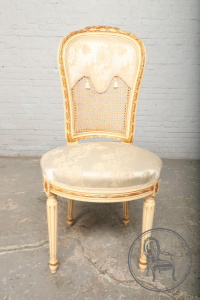 картинка Старинный стул из ореха, декорированный ротангом и кисточками салоне старинных вещей "Шебби" являющийся официальным дистрибьютором в России и Беларуси