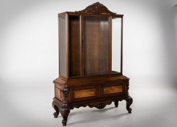 Антикварный посудный шкаф с высоким резным цоколем код.&nbsp;RM4165890