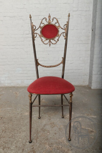 картинка Старинный итальянский стул из латуни с мягким сиденьем салоне старинных вещей "Шебби" являющийся официальным дистрибьютором в России и Беларуси