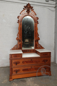 картинка Антикварный комод из ореха с зеркалом и мраморной столешницей салоне старинных вещей "Шебби" являющийся официальным дистрибьютором в России и Беларуси