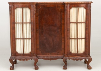 Антикварный посудный шкаф с ножками в виде лап грифона код. RM4099925