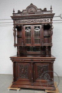 картинка Антикварный буфет в стиле ренессанс с антропоморфными колоннами салоне старинных вещей "Шебби" являющийся официальным дистрибьютором в России и Беларуси