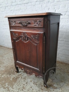 картинка Антикварная тумба с ботанической резьбой и латунными накладками салоне старинных вещей "Шебби" являющийся официальным дистрибьютором в России и Беларуси