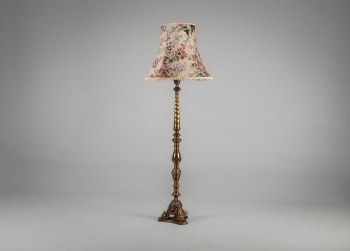 Антикварный латунный торшер на высоком основании и абажуром с цветочным рисунком код.&nbsp;RM4138339