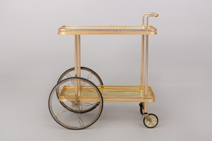 картинка Старинный сервировочный столик салоне старинных вещей "Шебби" являющийся официальным дистрибьютором в России и Беларуси