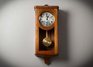 картинка Антикварные настенные часы в дубовом корпусе салоне старинных вещей "Шебби" являющийся официальным дистрибьютором в России и Беларуси
