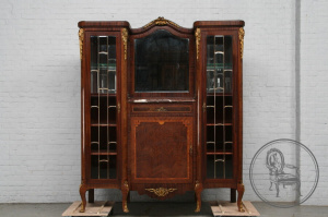 картинка Антикварная витрина с бронзовыми элементами салоне старинных вещей "Шебби" являющийся официальным дистрибьютором в России и Беларуси