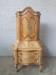 картинка Старинный итальянский секретер с росписью салоне старинных вещей "Шебби" являющийся официальным дистрибьютором в России и Беларуси