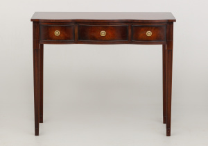 картинка Старинный консольный столик салоне старинных вещей "Шебби" являющийся официальным дистрибьютором в России и Беларуси