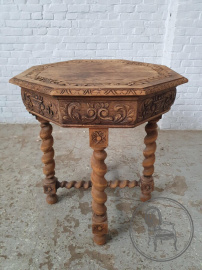 Антикварный приставной столик из дуба с флористической резьбой и винтовым основанием код. BE4096769
