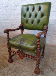 Старинное кресло с витыми ножками и обивкой зеленой кожей код. BE107045