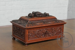 картинка Антикварная ореховая резная шкатулка салоне старинных вещей "Шебби" являющийся официальным дистрибьютором в России и Беларуси