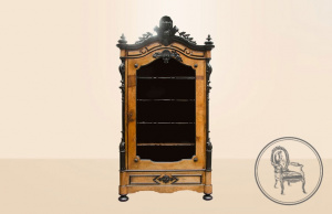 картинка Антикварная витрина салоне старинных вещей "Шебби" являющийся официальным дистрибьютором в России и Беларуси