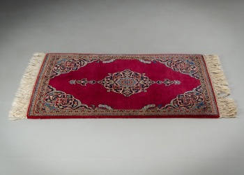 Старинная ковровая дорожка с цветочными узорами и бахромой код.&nbsp;RM4165203