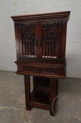  Антикварный поставец с резьбой в готическом стиле код. BE44655