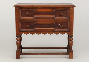 картинка Старинная тумбочка салоне старинных вещей "Шебби" являющийся официальным дистрибьютором в России и Беларуси