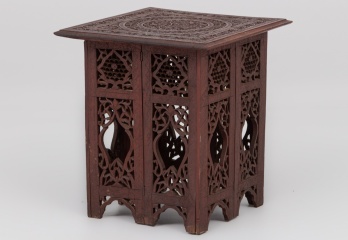 Старинный столик из тика в ориентальном стиле код. RM4101301