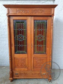 Антикварный книжный шкаф в мехельском стиле с витражами код. BE3259407