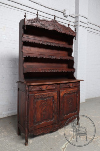 картинка Антикварный посудный шкаф салоне старинных вещей "Шебби" являющийся официальным дистрибьютором в России и Беларуси