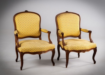 Антикварные кресла (2 шт.) с резьбой в виде цветов на сводах, по центру царги и у вершин ножек код. RM4165598