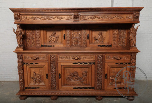 картинка Антикварный буфет с сюжетной резьбой и объемными фигурами салоне старинных вещей "Шебби" являющийся официальным дистрибьютором в России и Беларуси