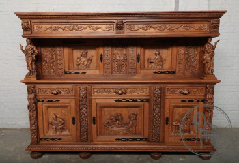 Антикварный буфет с сюжетной резьбой и объемными фигурами код. BE106989