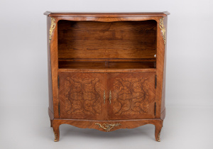 картинка Старинный комод салоне старинных вещей "Шебби" являющийся официальным дистрибьютором в России и Беларуси