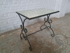 картинка Антикварный кованый столик с зеркальной столешницей салоне старинных вещей "Шебби" являющийся официальным дистрибьютором в России и Беларуси