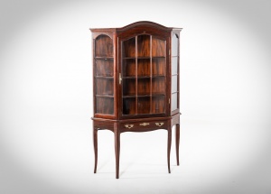 картинка Старинный шкаф-витрина в стиле рококо салоне старинных вещей "Шебби" являющийся официальным дистрибьютором в России и Беларуси