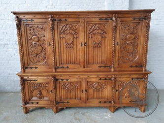Антикварный шкаф с резьбой с рыцарской тематикой и коваными элементами код. BE4131578