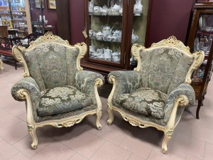 картинка Старинные кресла (2 шт.), декорированные резьбой салоне старинных вещей "Шебби" являющийся официальным дистрибьютором в России и Беларуси