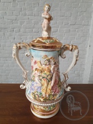 Старинная ваза Capodimonte с лепниной код. BE4096771