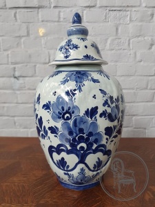 картинка Старинная ваза Delft с ботанической росписью салоне старинных вещей "Шебби" являющийся официальным дистрибьютором в России и Беларуси