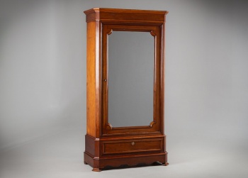 Старинный гардероб на ножках с зеркальной дверцей и выдвижным ящиком в нижней части код.&nbsp;RM4143104